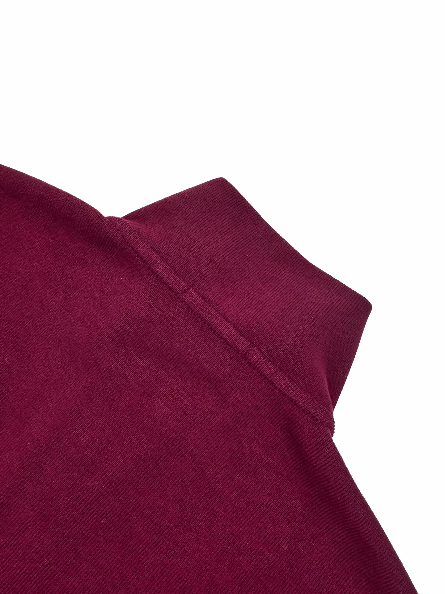 P330 Ralph Lauren gold embroidered turtleneck sweatshirt. Customized elegant fine cotton velvet material. Soft and silky, comfortable and skin-friendly. It is based on low-saturated brown-red and incorporates a hint of purple mystery. The exquisite colorful pony logo jumps into burgundy. It has its own focus and is highly recognizable. Simple and smooth lines outline the overall outline. The design of the half-zipper is sublimated. The leather tab of the zipper head is distressed and retains slight raw edges. It hides unintentional beauty in the name of design. Create a new fashionable realm for sweatshirts. Process 1: Adopt imported machine embroidery technology. Use advanced computer control systems and precision mechanical components to realize pony mark embroidery operations with high precision and smooth and delicate lines. Process 2: The fabrics are washed and have a better hand feel. Not easy to deform, not easy to shrink, not easy to fade, and maintain long-term beauty. Accessories: Customized 1:1 Ralph Lauren zipper. Customized 1:1 Ralph Lauren trademark. Version: Fitted version. Size: S M L XL model number: BB759